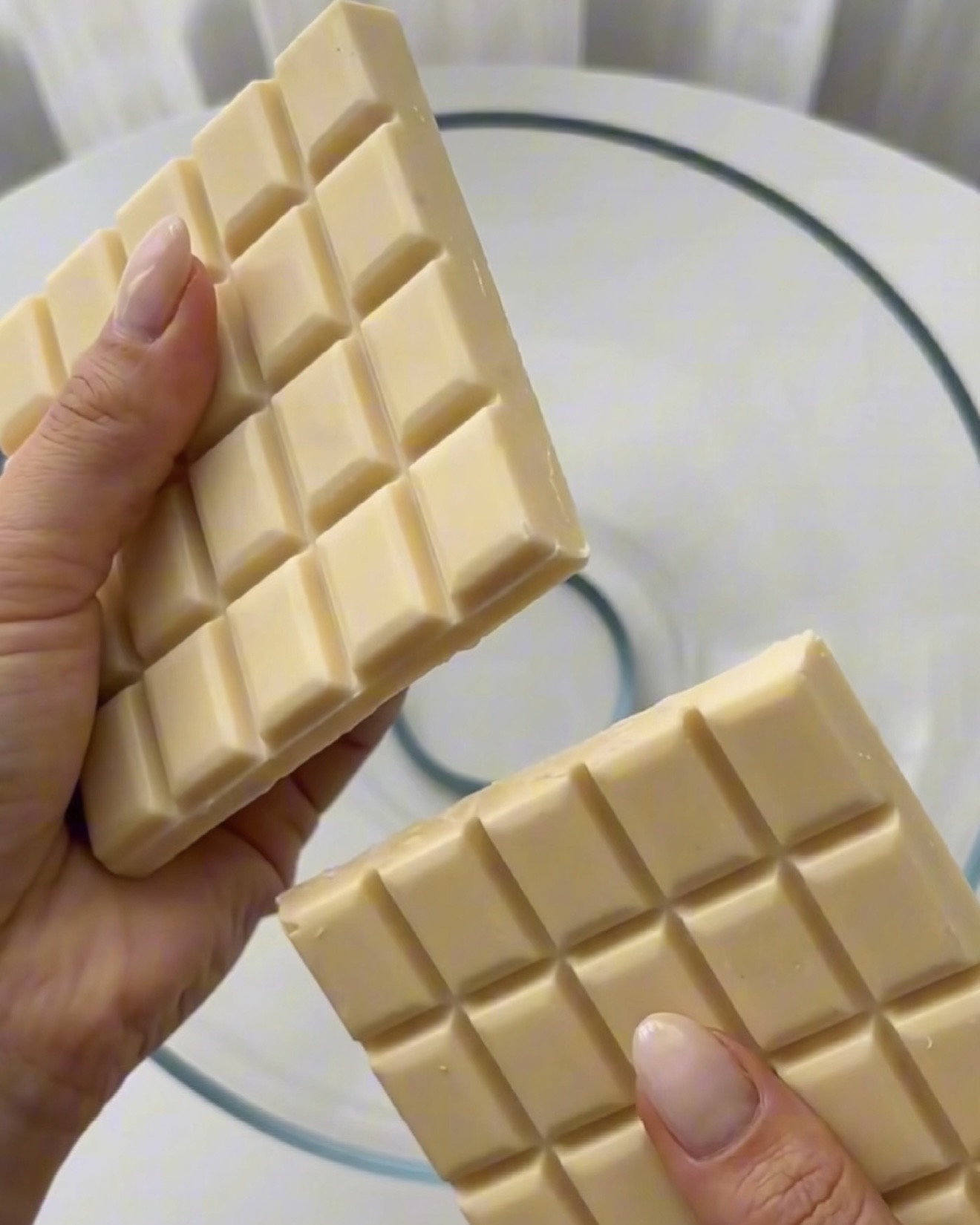 Derretir chocolate blanco en un tazón para bocaditos de quinoa ube y pistacho Ube Nolia