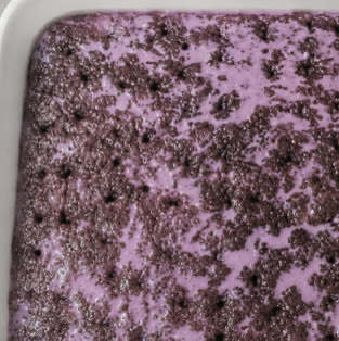 Bizcocho de ube horneado empapado con la mezcla de leches de ube violeta | Ube Nolia