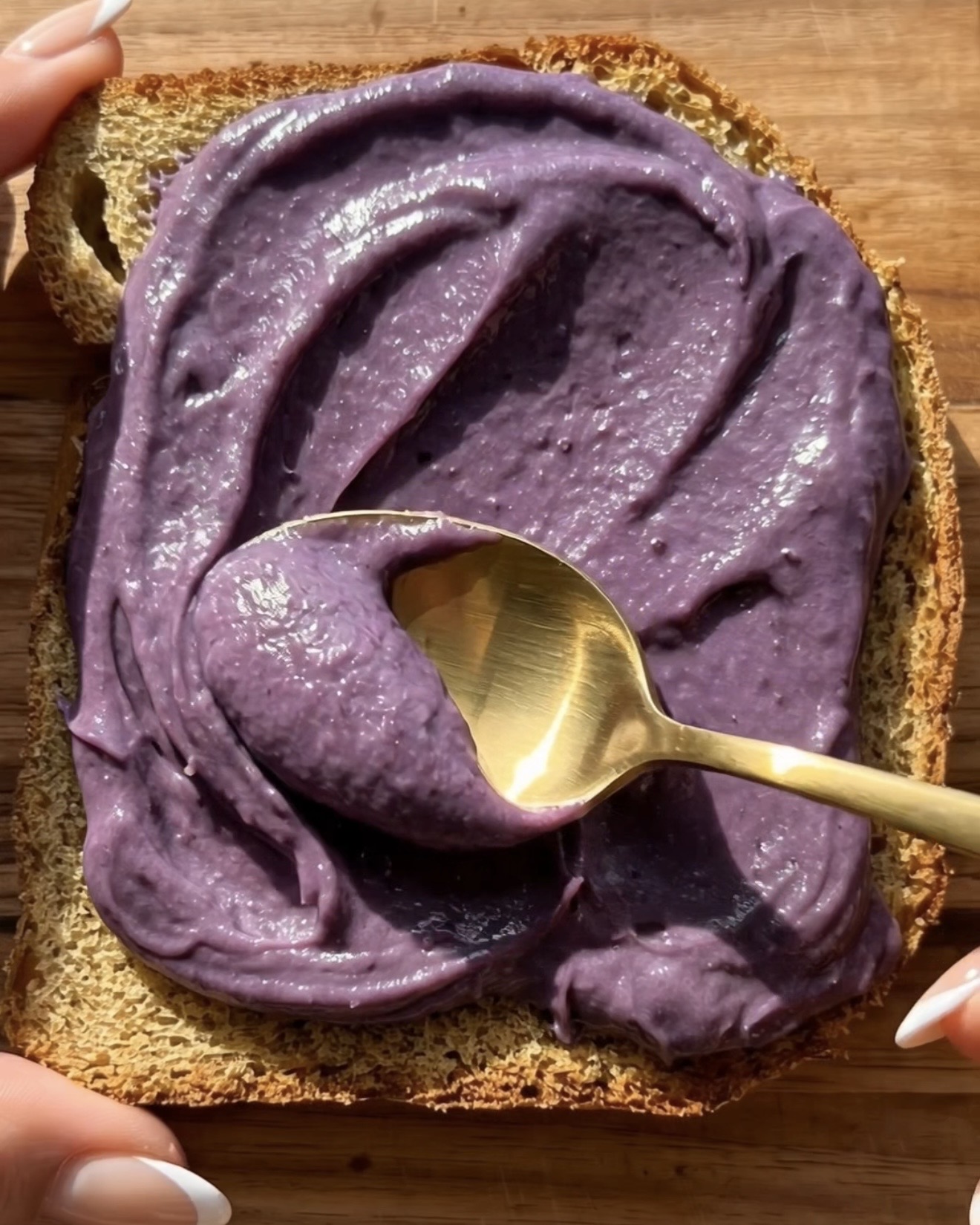 La Mejor Receta de Tostada de Ube y Mango – Untando una generosa capa de ube (camote morado) halaya en una rebanada de masa madre tostada | Ube Nolia