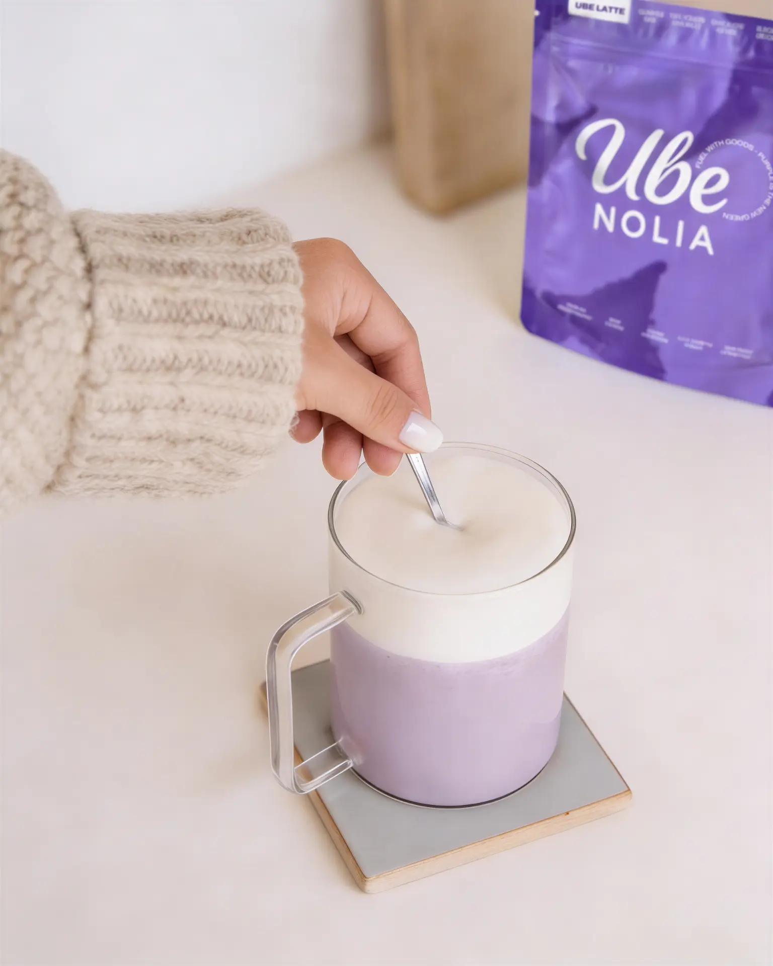 Ube Latte de Ube Nolia removido junto a la bolsa de polvo de ube