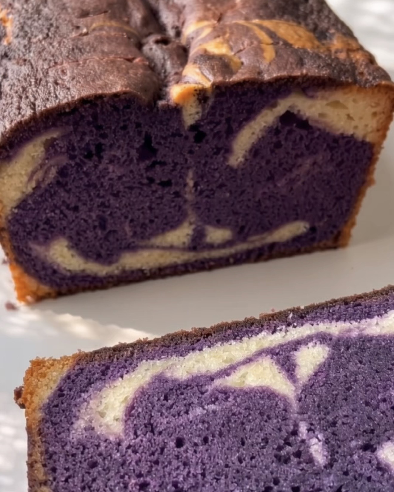 Bizcocho mármol de ube horneado cortado mostrando el remolino morado y vainilla, hecho con Ube Nolia polvo de ube