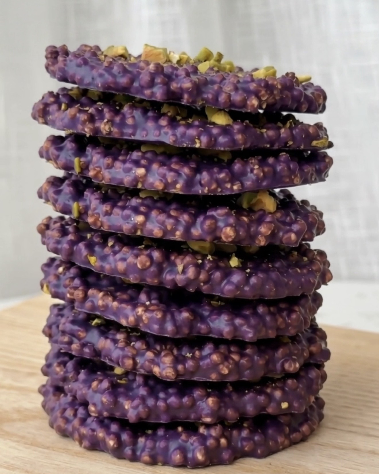 Bocados de Quinua con Ube y Pistacho: Snack Morado Saludable sin Horno