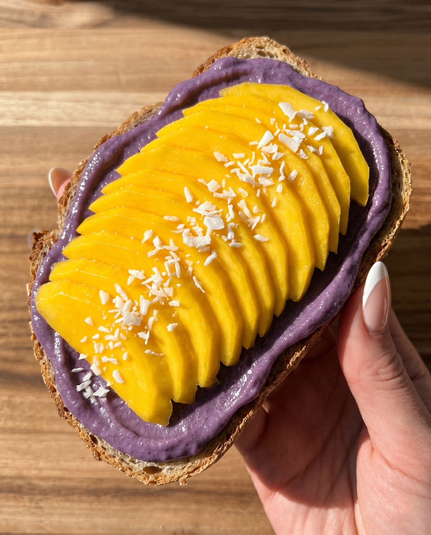 Tostada de Ube Mango con Coco: Desayuno Morado en 5 Minutos