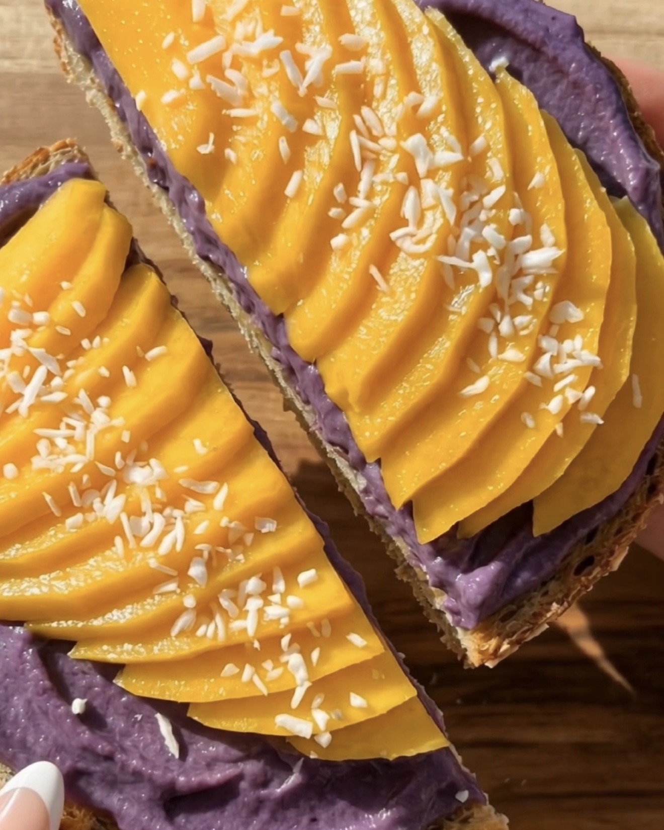 La Mejor Receta de Tostada de Ube y Mango – Dos tostadas de ube y mango una al lado de la otra: masa madre con ube halaya morada, mango amarillo abanicado | Ube Nolia