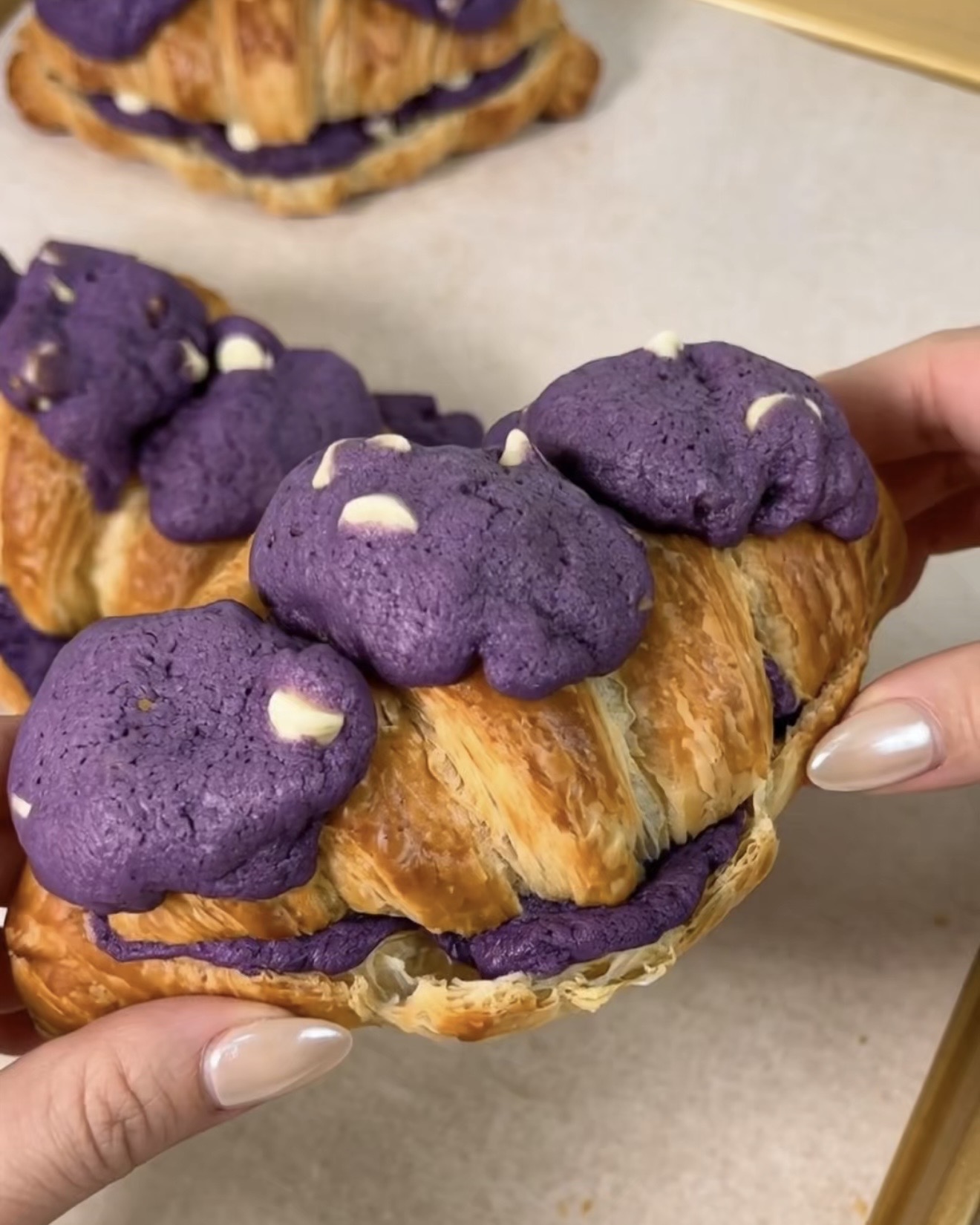 Ube Crookie: Cruasán viral relleno de masa de galleta ube