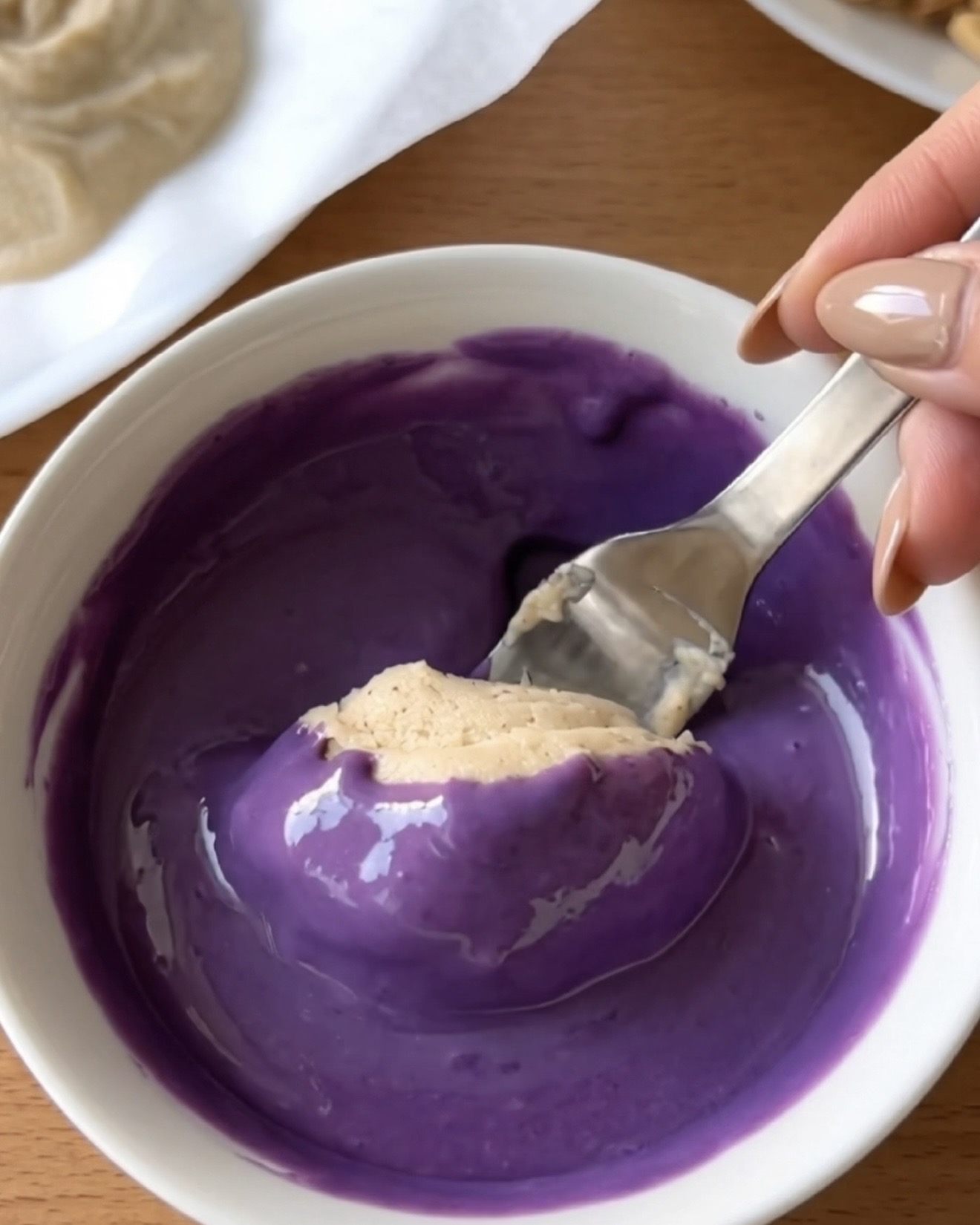 Cobertura derretida de chocolate blanco de ube con polvo de ube real para los bocaditos helados de yogur de Ube Nolia