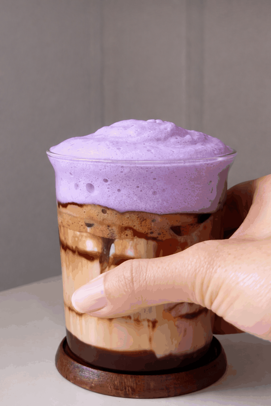 Latte Helado de Ube y Chocolate Oscuro