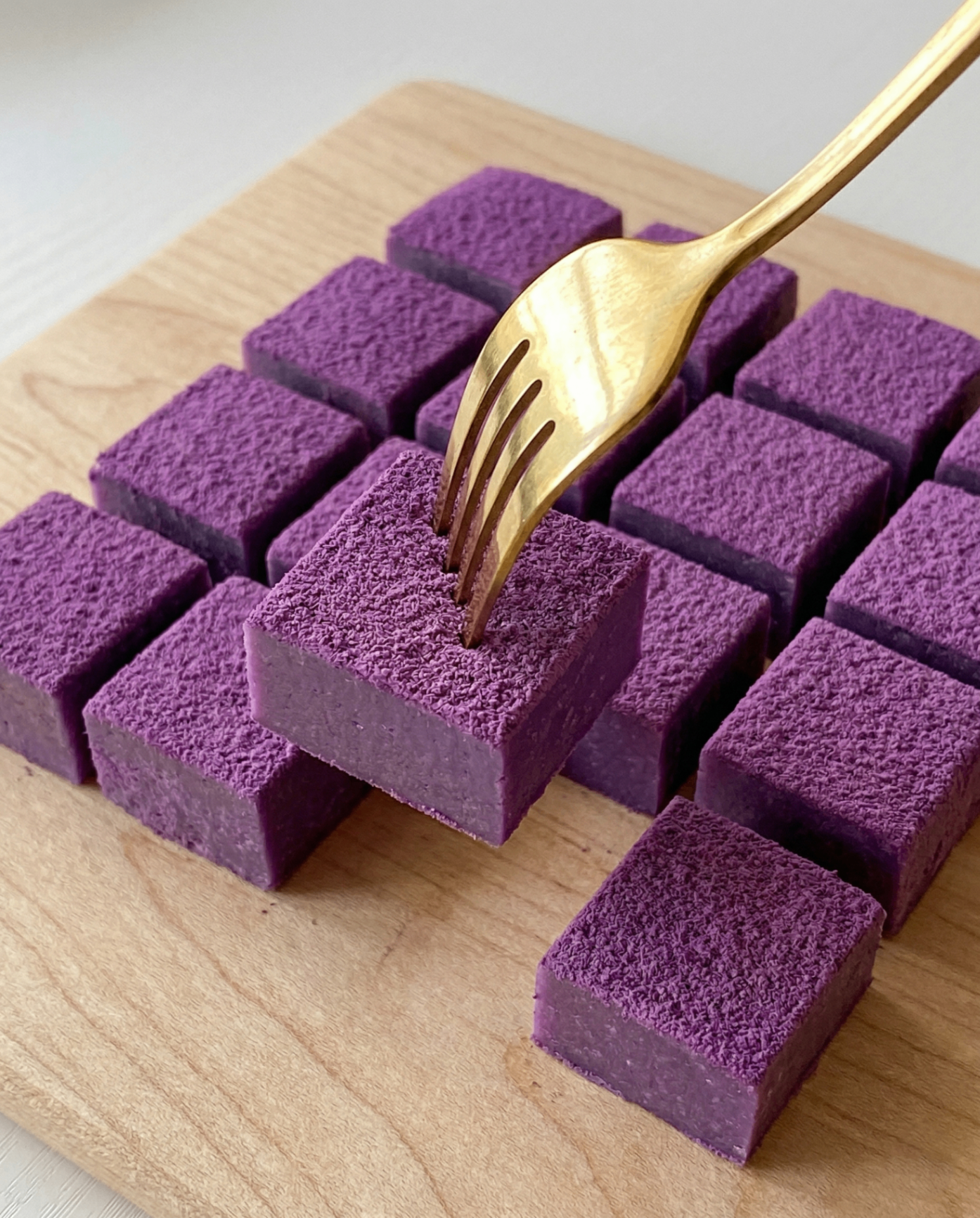 Bocaditos fudge de ube y chocolate blanco