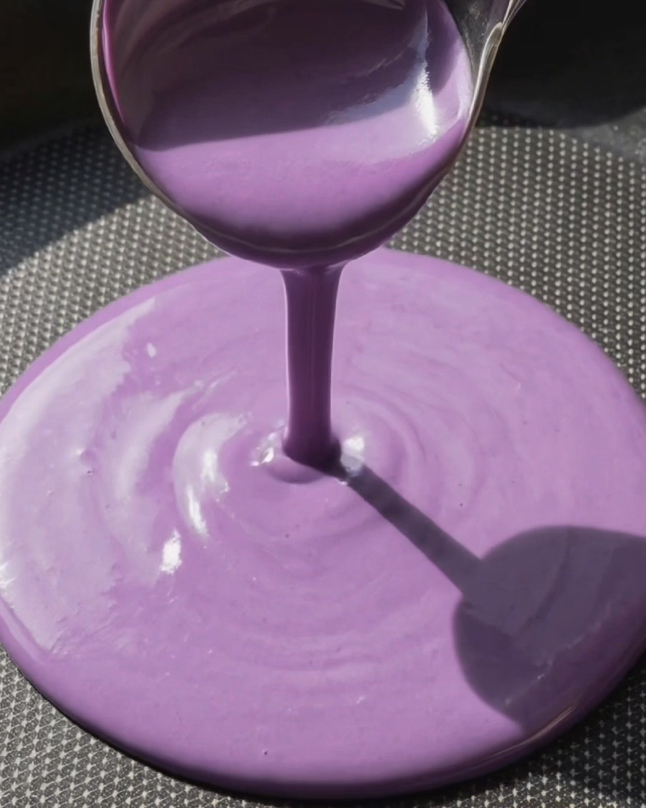 Masa de crepe de ube morada y suave para dadar gulung en un bol hecha con Ube Nolia polvo de ube