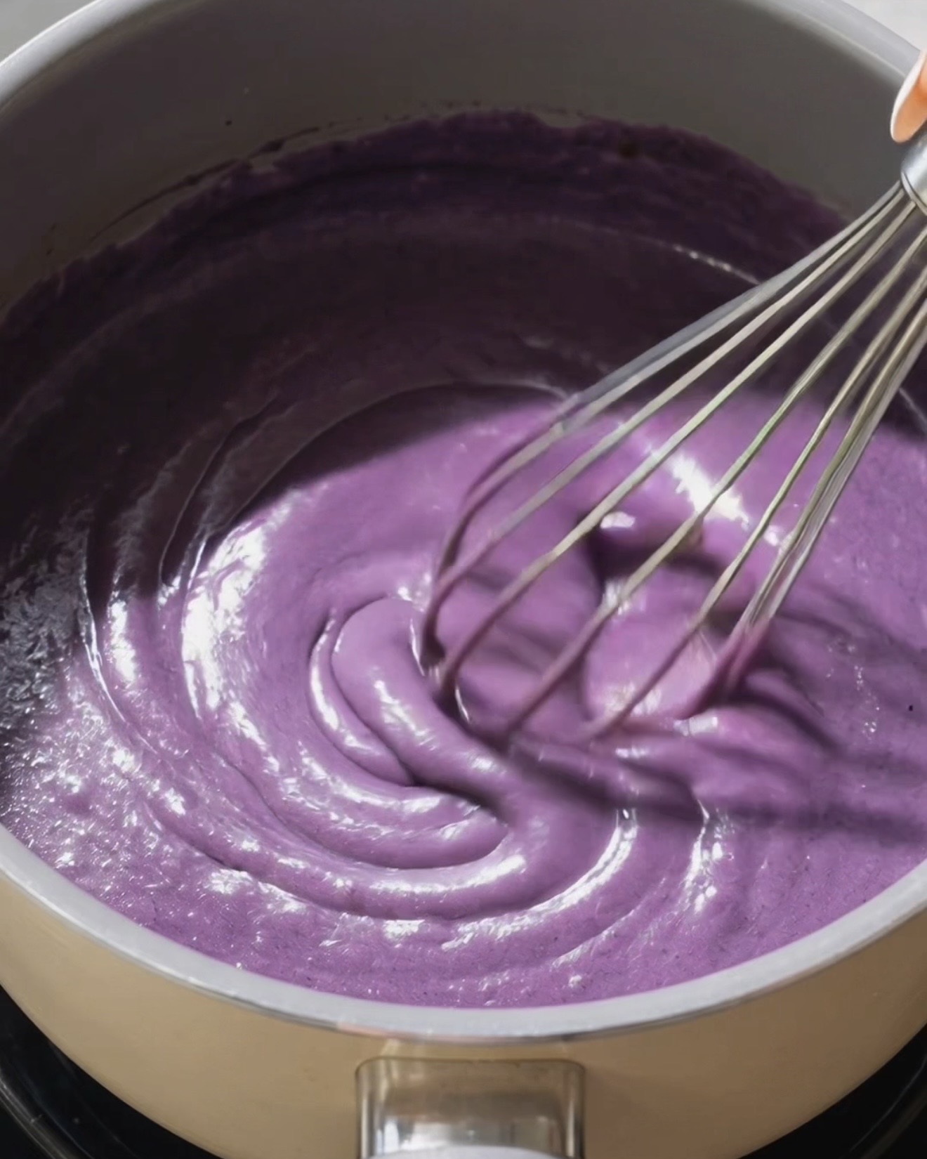 Relleno espeso y brillante de crema de ube halaya morada terminado para crepes de ube dadar gulung