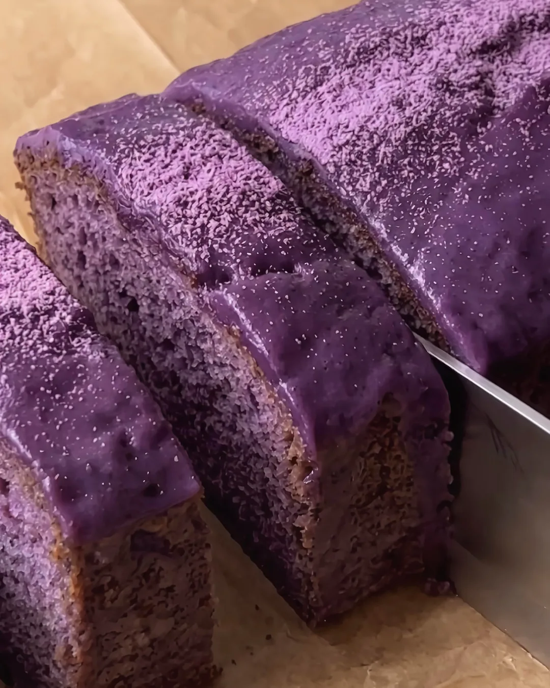 Bizcocho de plátano con ube cortado con glaseado brillante | Ube Nolia