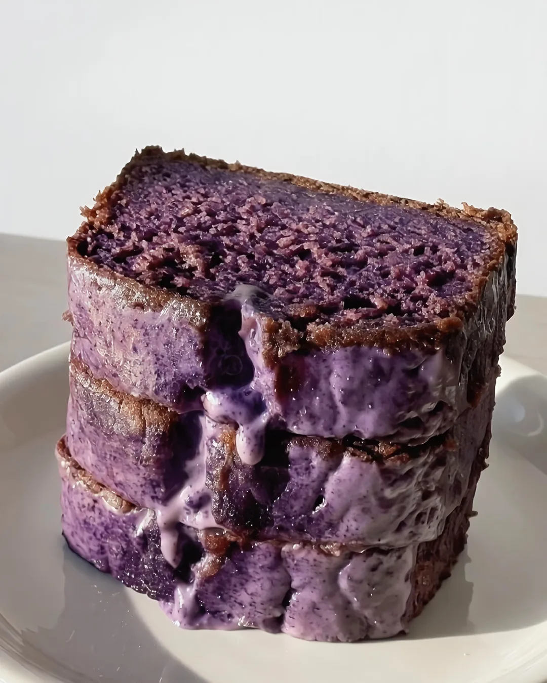 Banana Bread con Ube Ultra-Húmedo y Glaseado Morado de Ube