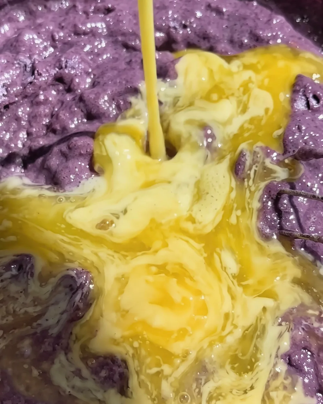 Añadiendo huevos a la masa violeta de banana bread con ube | Ube Nolia