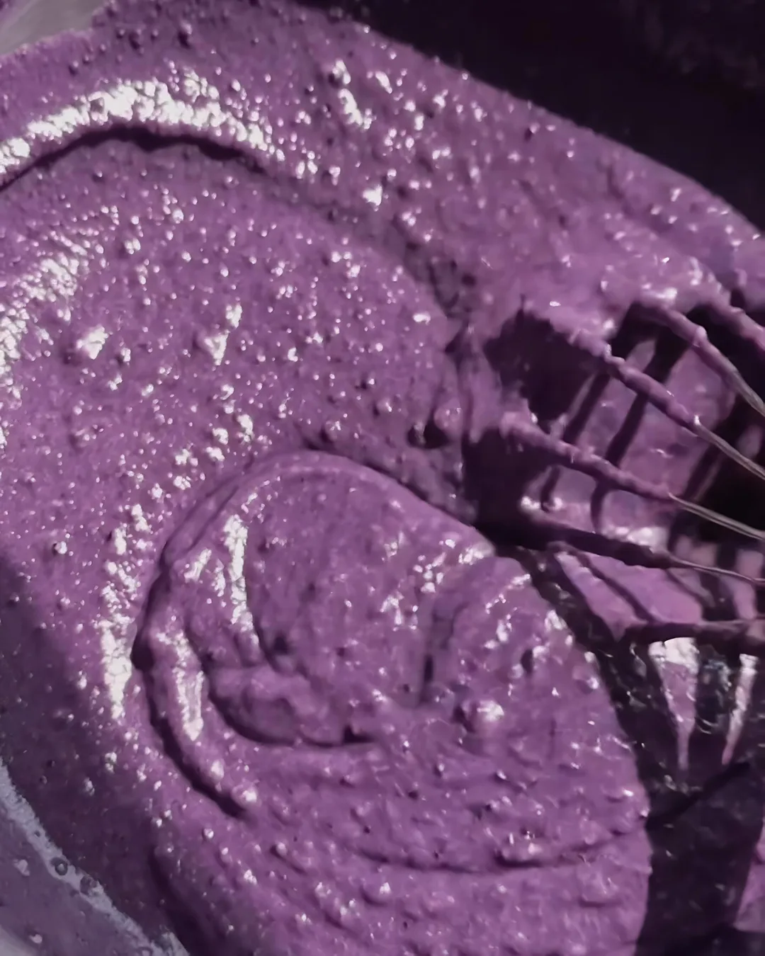 Masa violeta lisa de banana bread con ube lista para hornear | Ube Nolia