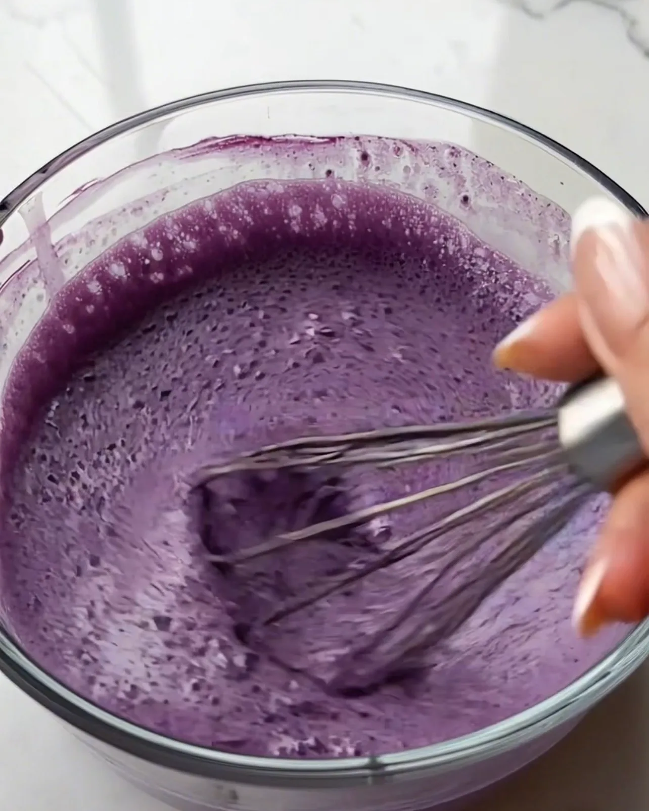 El Mejor Pudín de Chía Ube – receta de pudín de chía ube paso 2 mezcla morada batida con polvo de ube | Ube Nolia