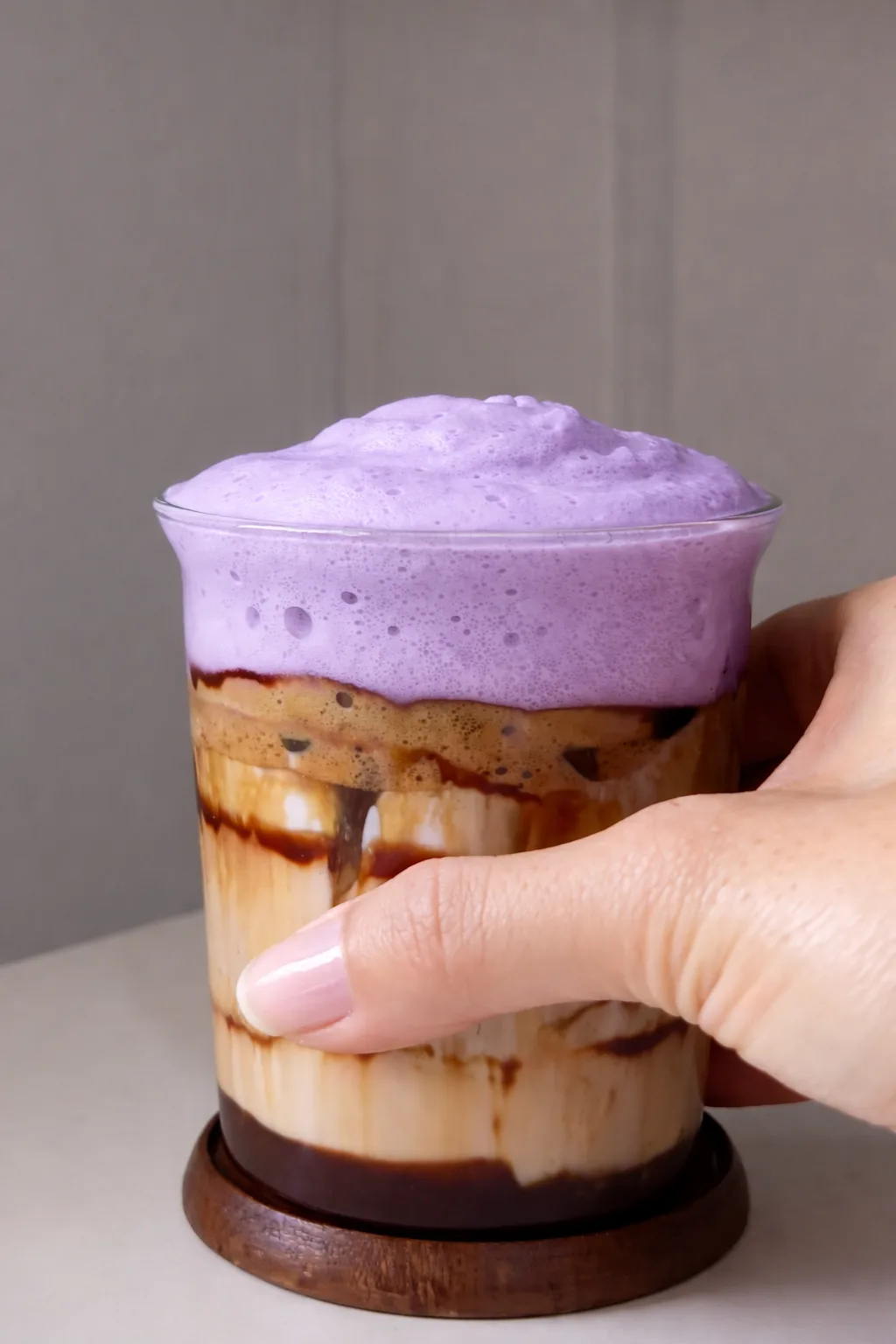 Iced ube latte con chocolate oscuro – receta de mocha de ube (ñame morado) helado | Ube Nolia